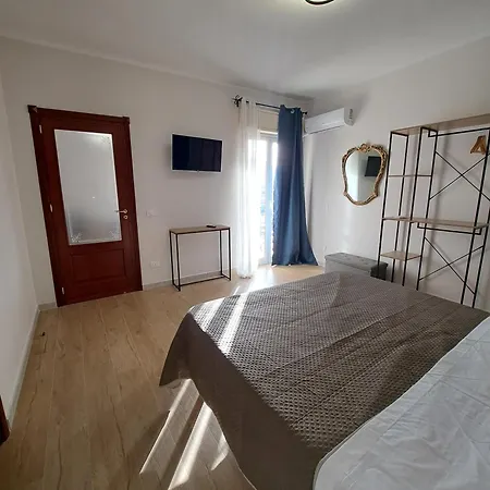 Skyline Apartment *